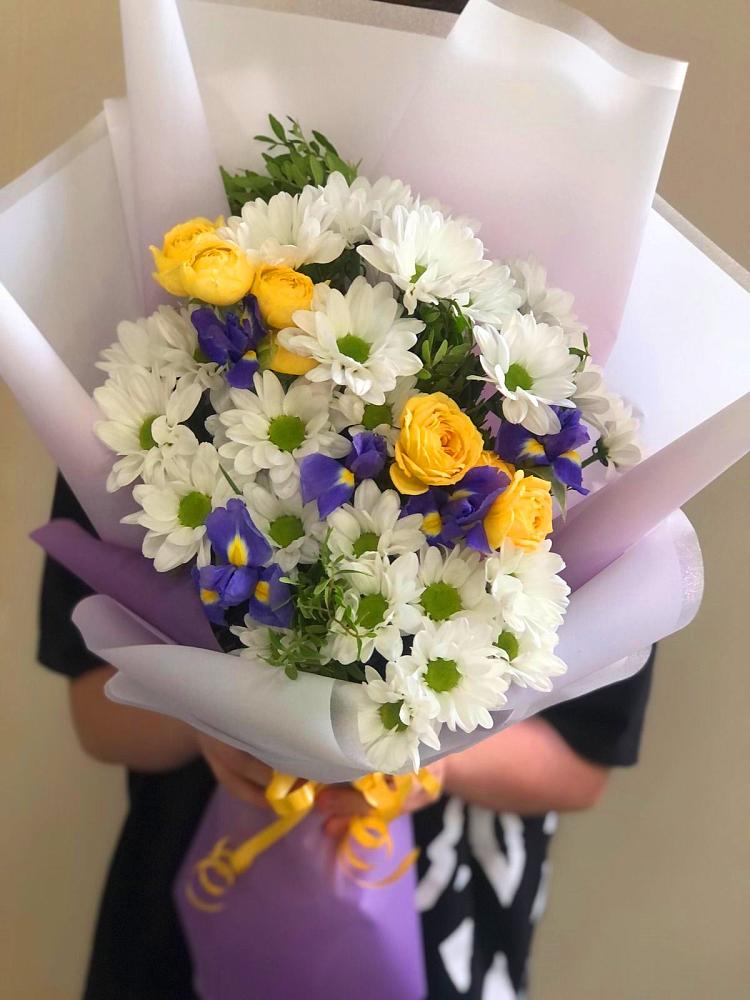 Букет цветов из: Ирисы, Хризантемы и Розы в Раздольном Республика Крым