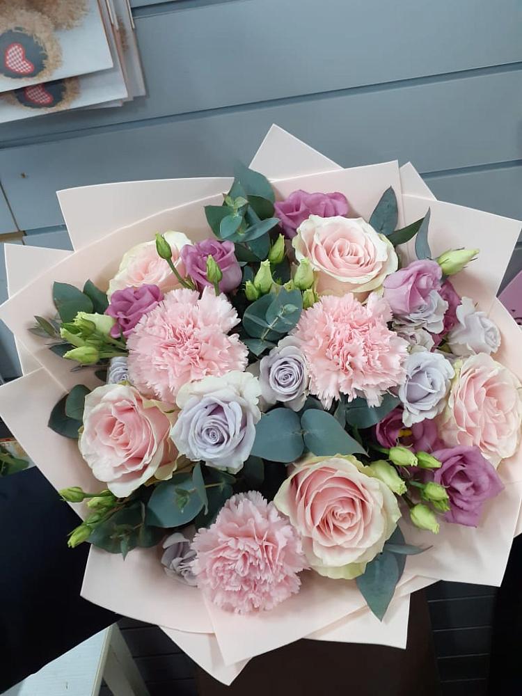 Букет цветов из: Розы, Гвоздики и Лизиантусы в Раздольном Республика Крым